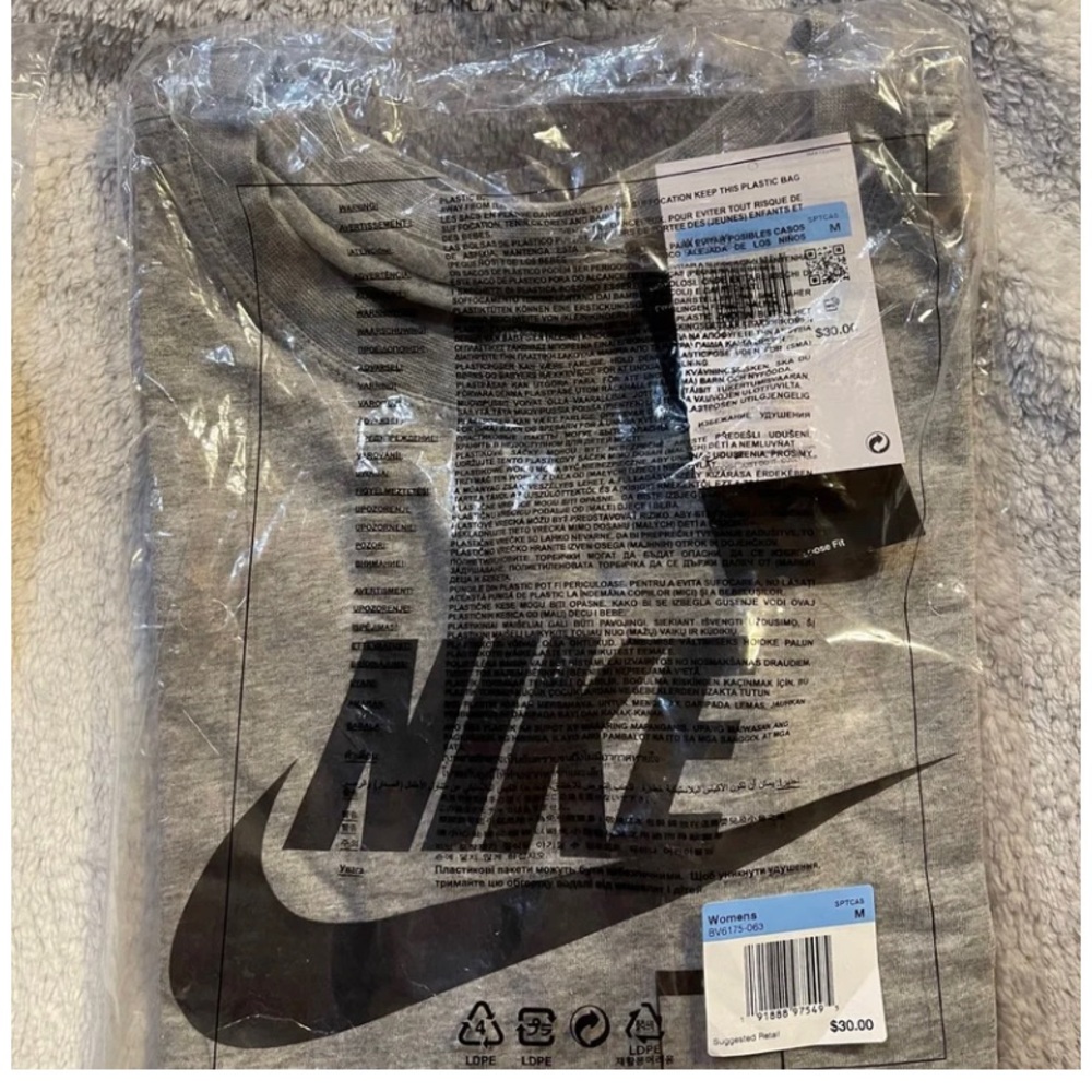 Nike Sportswear Essential Women's Cropped Logo T-Shirt - Picture 4 of 5